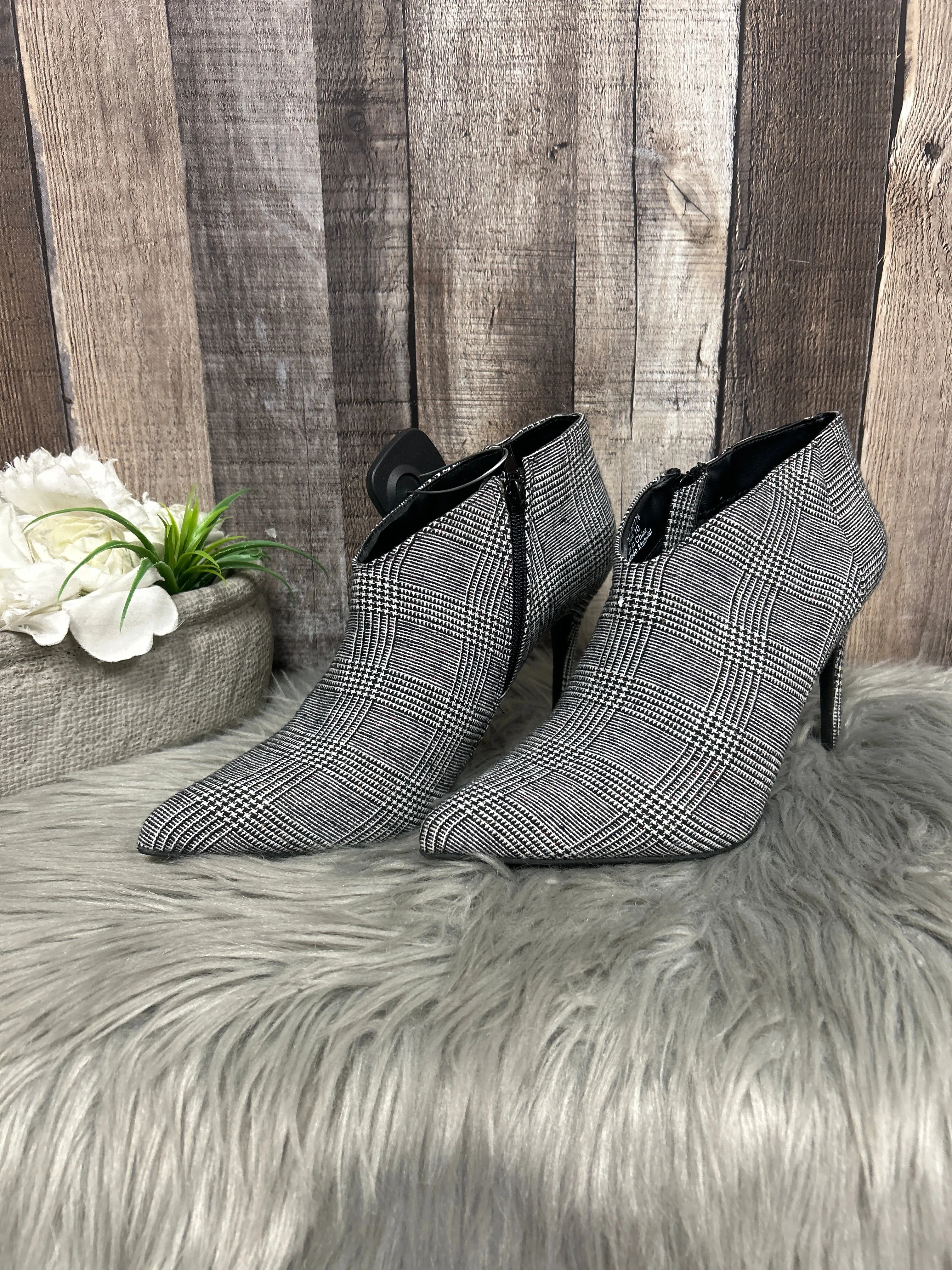 Boots Ankle Heels By Cmf In Black & White, Size: 10