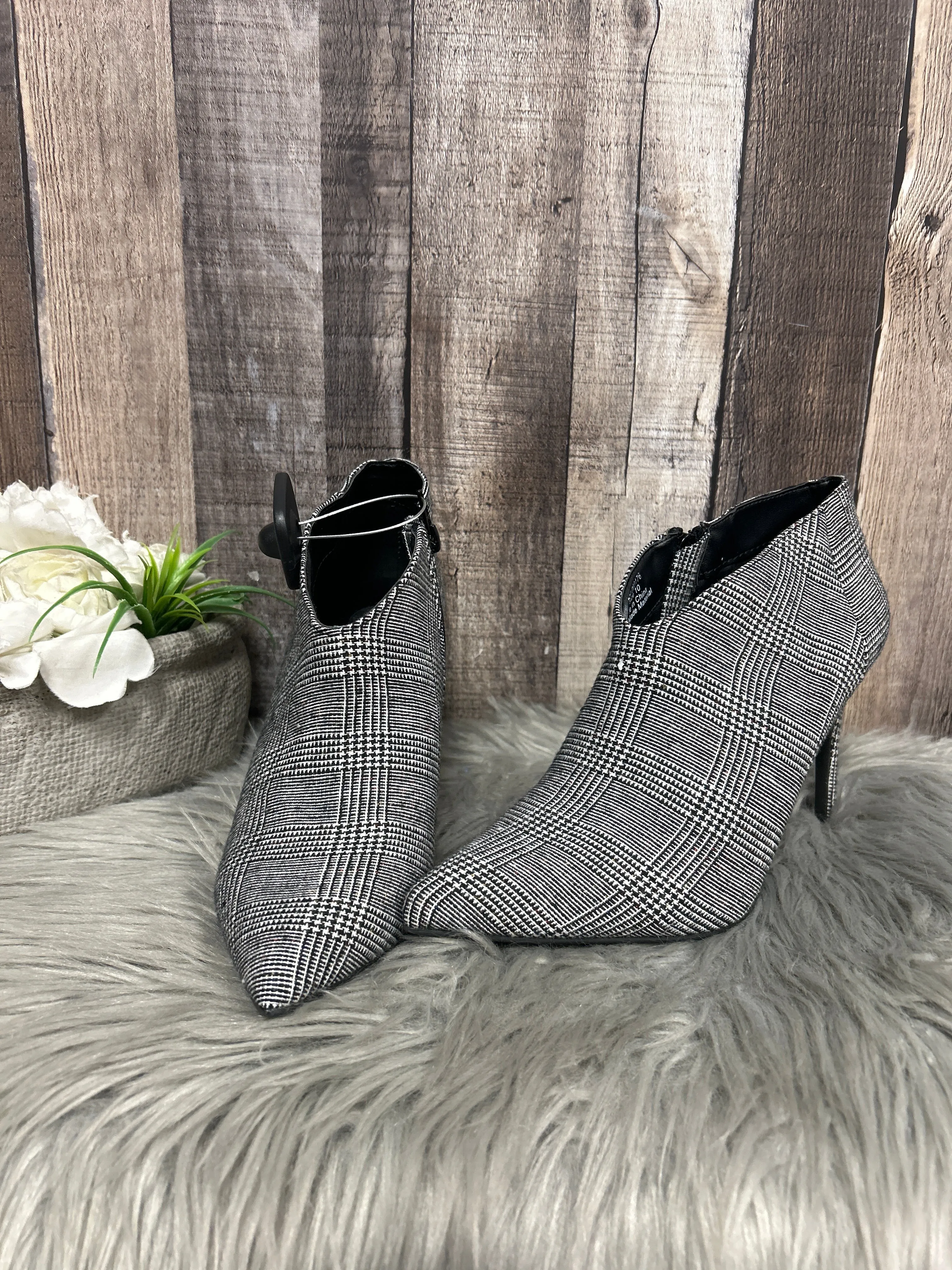 Boots Ankle Heels By Cmf In Black & White, Size: 10