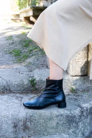 Lola in Black