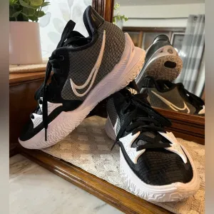 NIKE Kyrie 4 Low TB Basketball Sneakers Black and White Boy's Kids Size 7