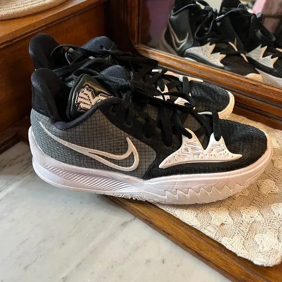 NIKE Kyrie 4 Low TB Basketball Sneakers Black and White Boy's Kids Size 7