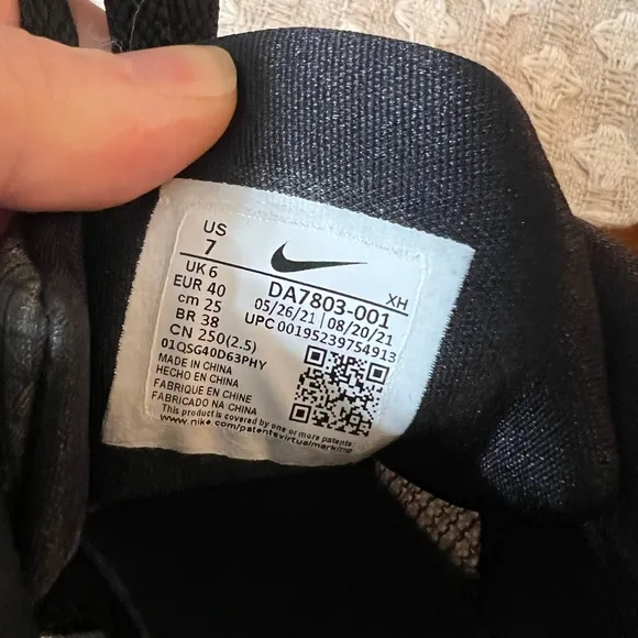 NIKE Kyrie 4 Low TB Basketball Sneakers Black and White Boy's Kids Size 7