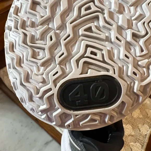 NIKE Kyrie 4 Low TB Basketball Sneakers Black and White Boy's Kids Size 7