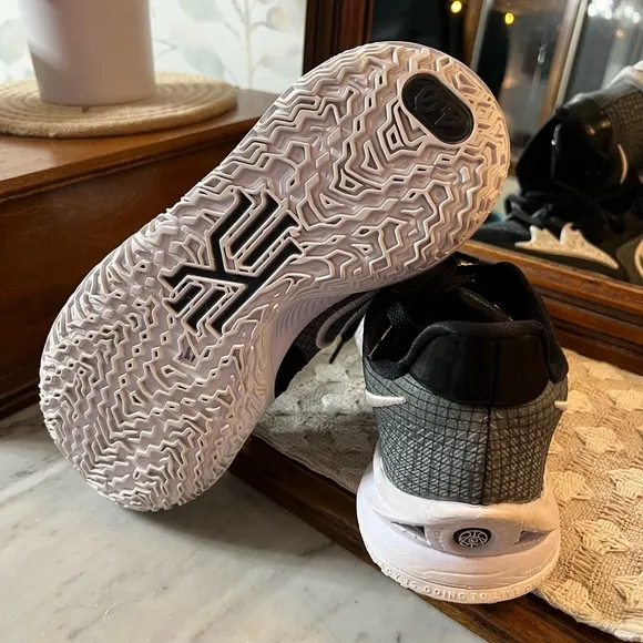 NIKE Kyrie 4 Low TB Basketball Sneakers Black and White Boy's Kids Size 7