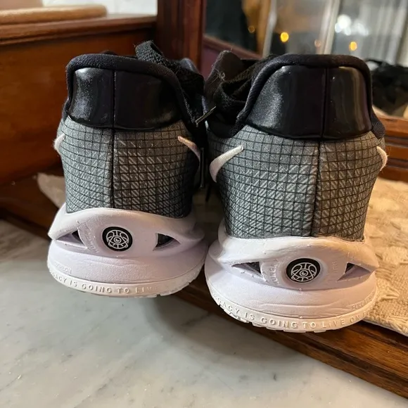 NIKE Kyrie 4 Low TB Basketball Sneakers Black and White Boy's Kids Size 7