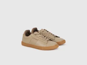 Solid Pattern Lace-Up Casual Sneakers
