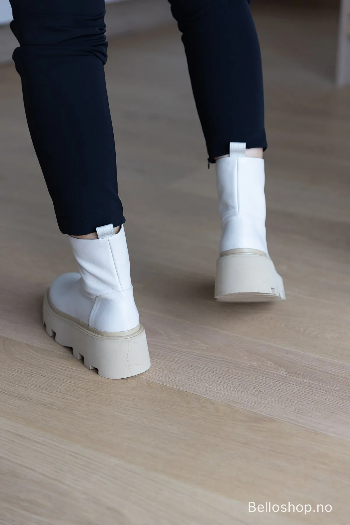 Strategia Off-white/beige lav boots med glidelås og kraftig såle
