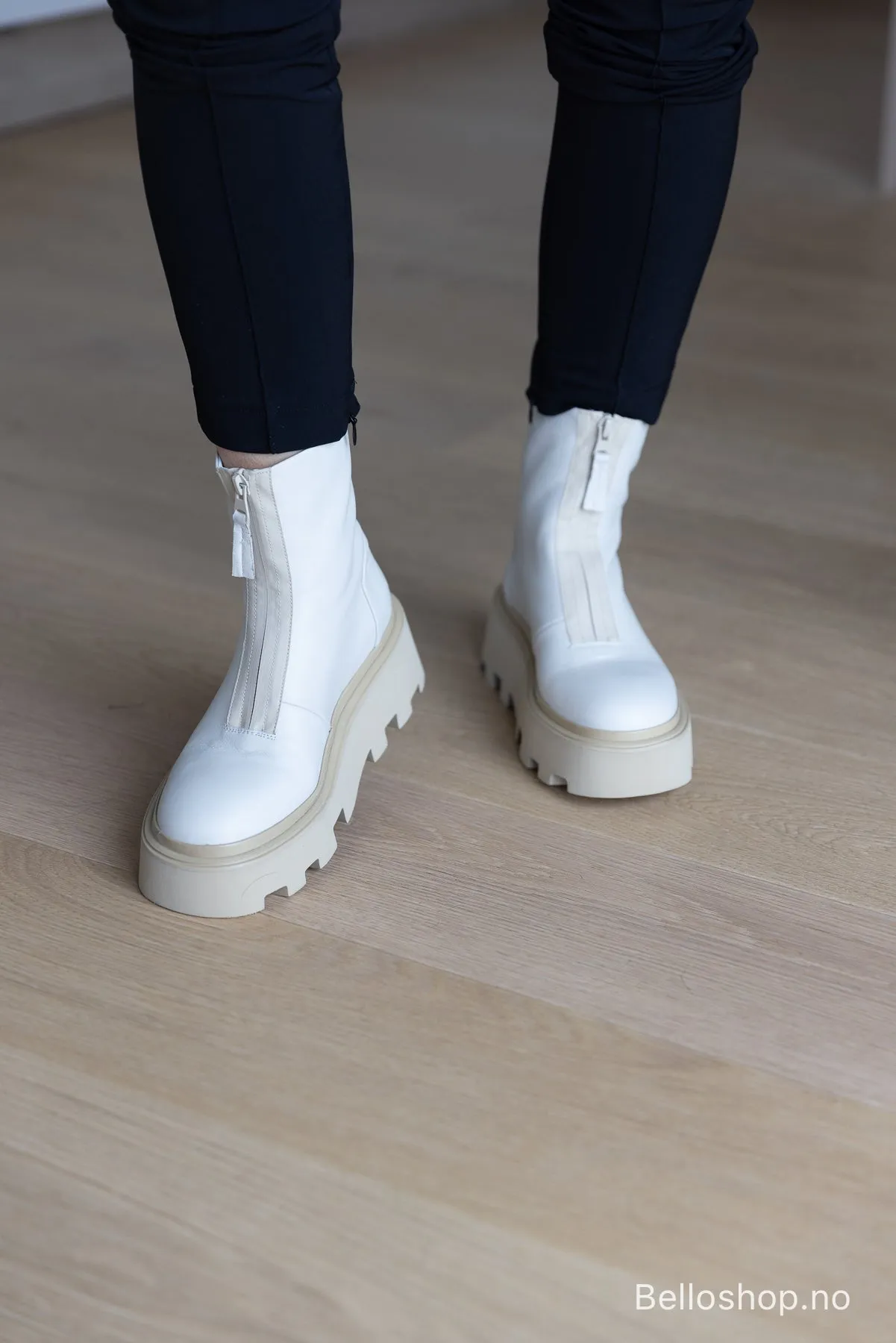 Strategia Off-white/beige lav boots med glidelås og kraftig såle