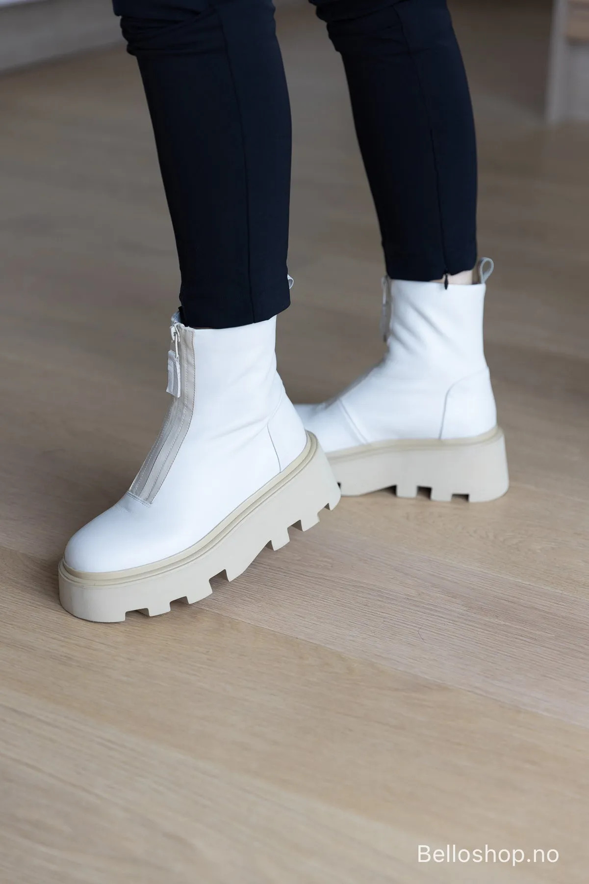 Strategia Off-white/beige lav boots med glidelås og kraftig såle