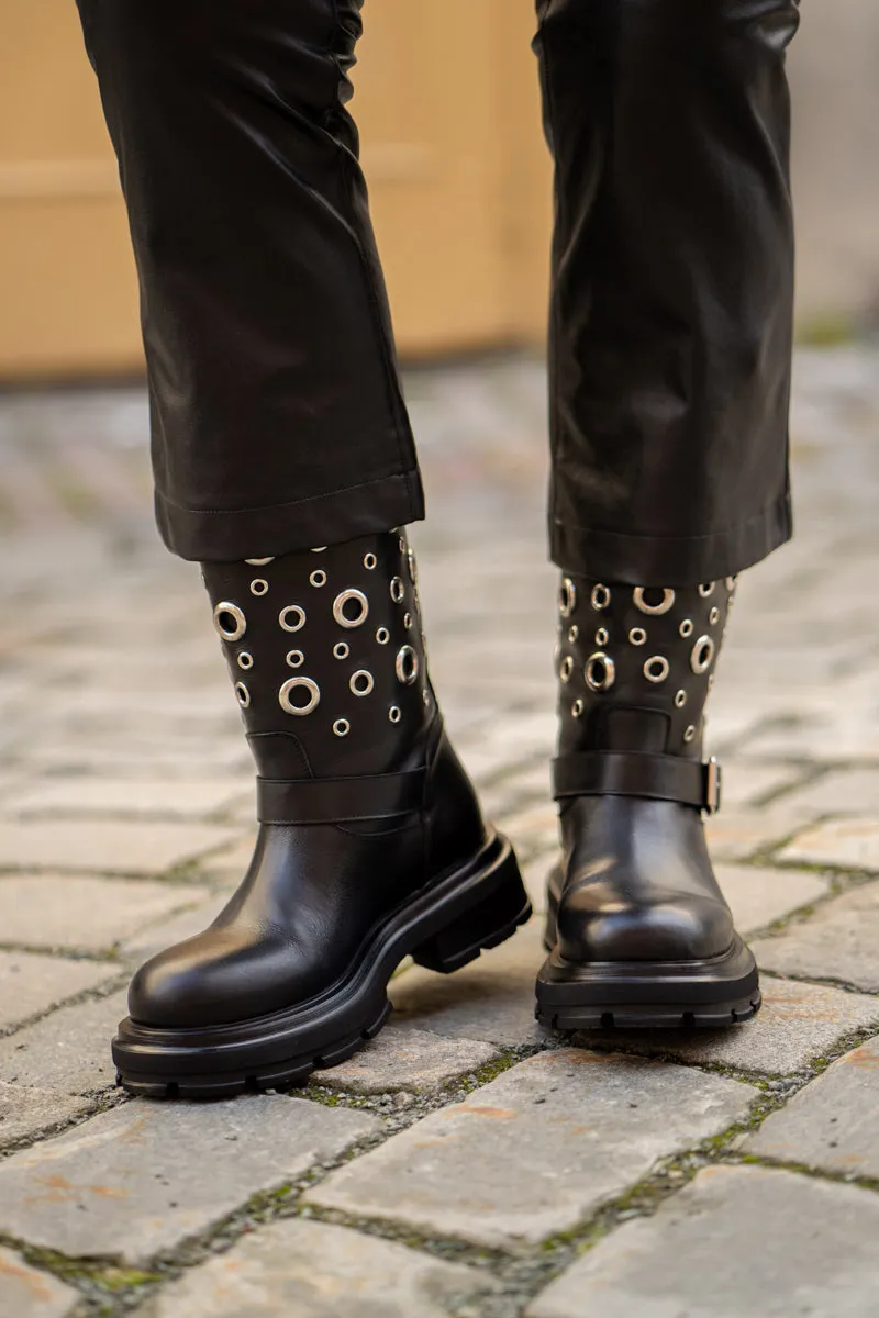 Strategia Sort boots med sølvringer på skaftet
