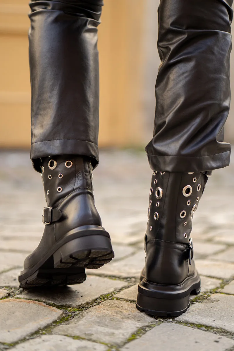 Strategia Sort boots med sølvringer på skaftet