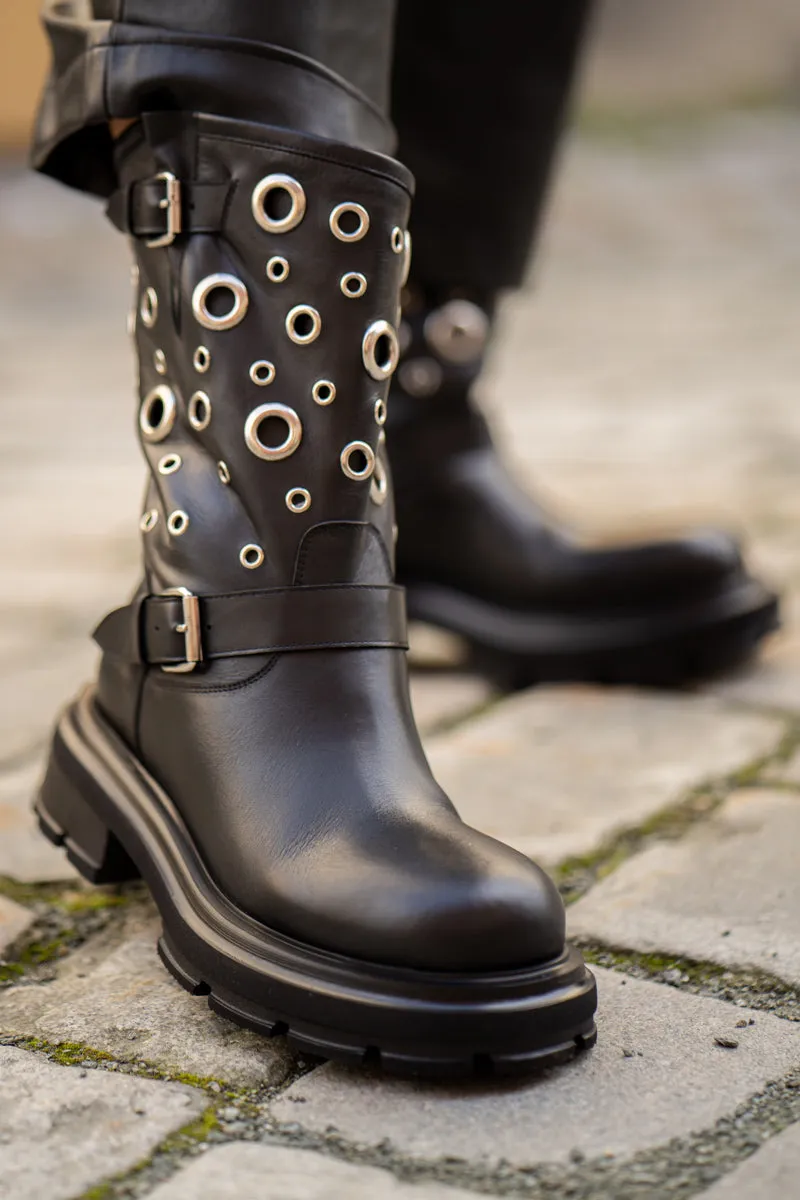 Strategia Sort boots med sølvringer på skaftet